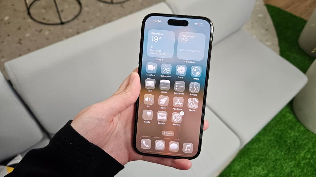 Sucessor do iOS 26 (foto) tende a ser anunciado em meados de 2026 (Imagem: Viviane França/Canaltech)