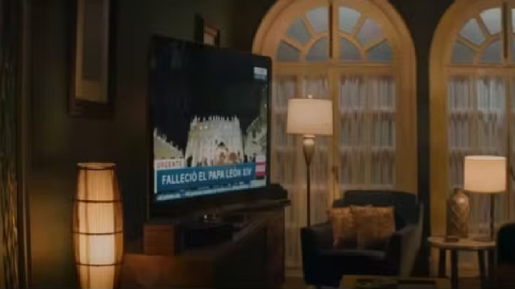 Televisão anuncia morte do Papa Leão XIV em uma sala escura