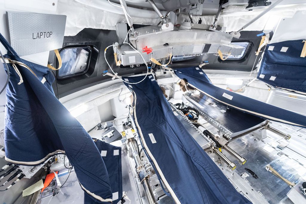 Interior da espaçonave Orion, da NASA, com sacos de dormir para a tripulação (Foto: NASA)