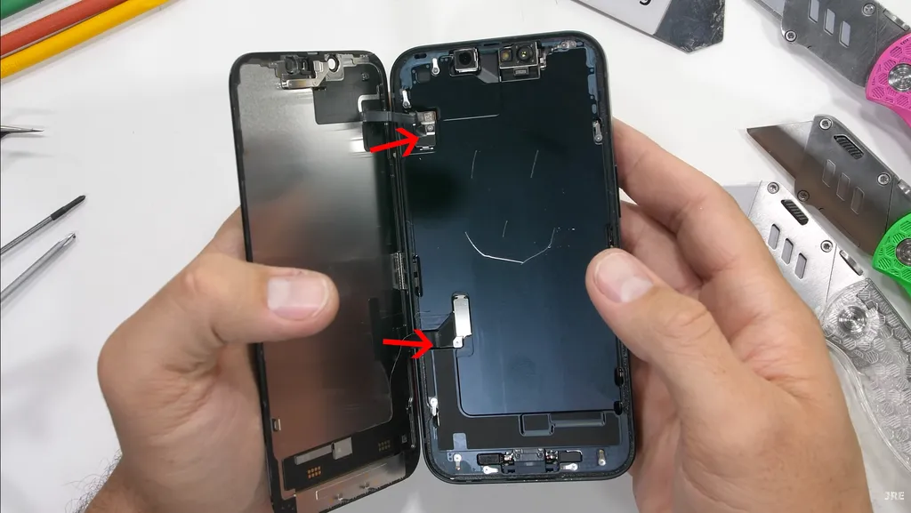Similar a aparelhos como os celulares da linha Google Pixel, o iPhone 14 isola a tela do restante dos componentes e facilita a troca do display (Imagem: JerryRigEverything/YouTube)