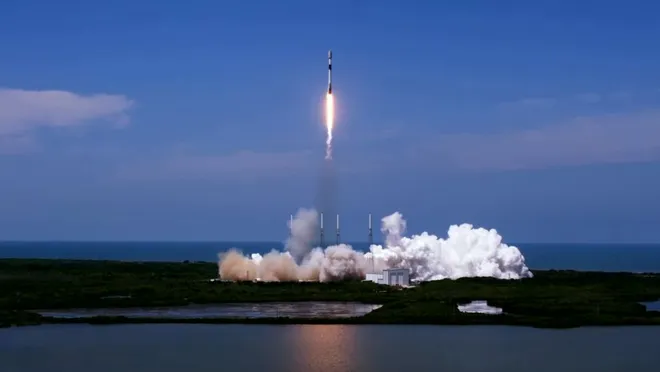 A SpaceX lança rotineiramente satélites, tanto seus Starlink como de clientes, com um foguete Falcon 9 (Imagem: Reprodução/SpaceX)