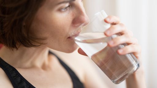 Beber água ajuda a prevenir insuficiência cardíaca; saiba a quantidade certa