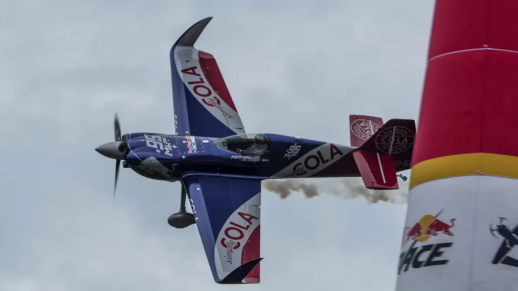 Pilotar um avião de corrida é para quem curte adrenalina e tem muita coragem (Imagem: Divulgação/Red Bull)