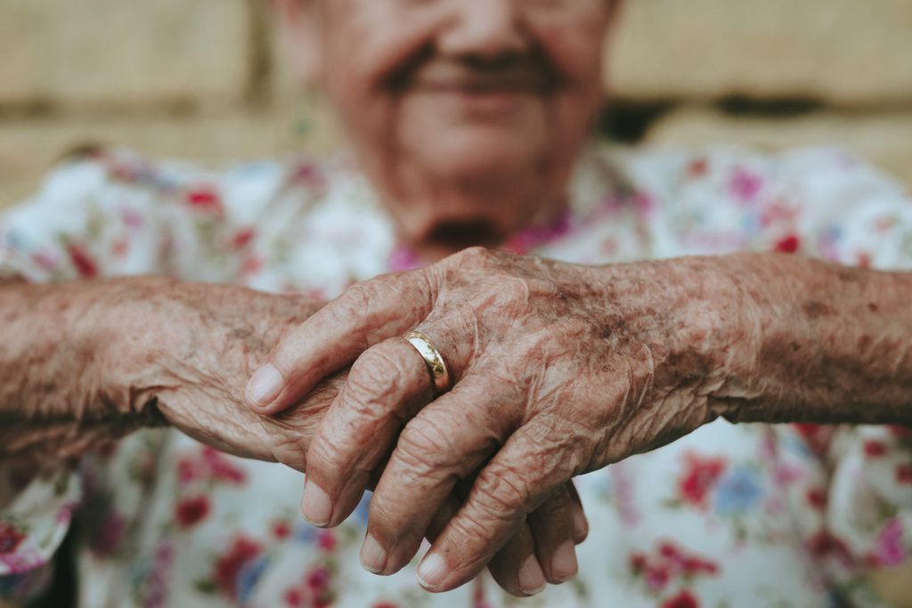 Pesquisas já mostraram uma relação positiva entre a vacina contra herpes-zóster e prevenção de demência, mas só agora foi possível um acompanhamento populacional grande (Imagem: Eduardo Barrios/Unsplash)