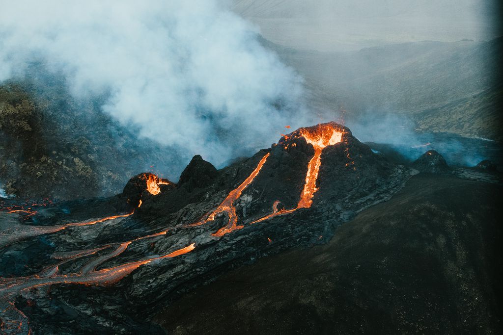 As rochas no interior da base vulcânica estão sujeitas a uma pressão maior e, por isso, possuem ponto de fusão superior à temperatura da lava (Imagem: Reprodução/Unsplash/Ása Steinarsdóttir)