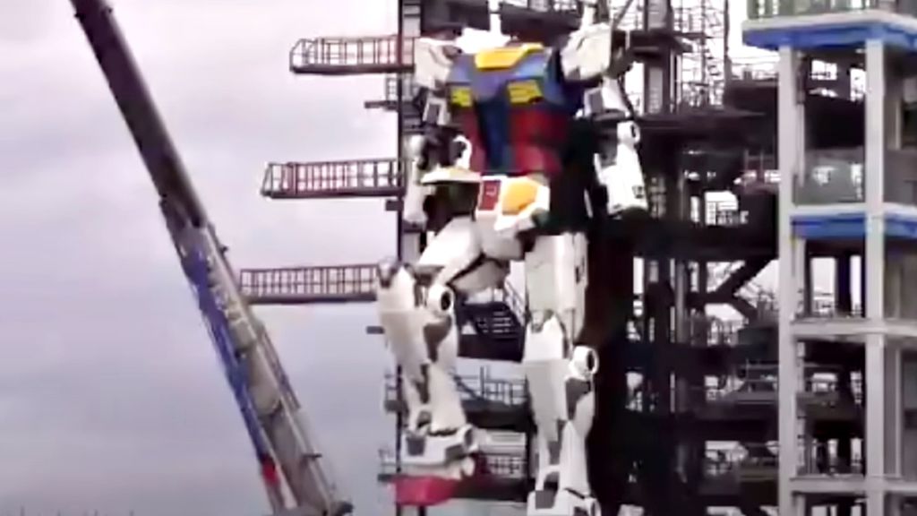 Robô gigante Gundam real de 18 metros dá seus primeiros passos