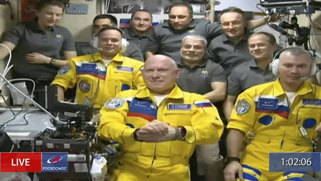 Cosmonautas Sergey Korsakov, Oleg Artemyev e Denis Matveyev junto dos demais tripulantes da estação (Imagem: Reprodução/Roscosmos via AP)