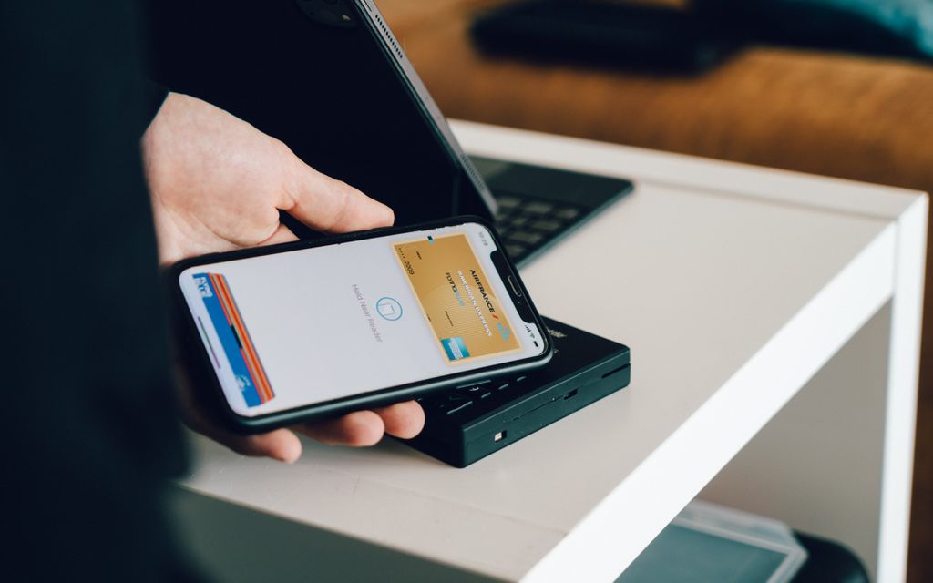 O Tap to Pay permite que os usuários recebam pagamentos pelo iPhone via NFC (Imagem: Reprodução/CardMapr.nl/Unsplash)