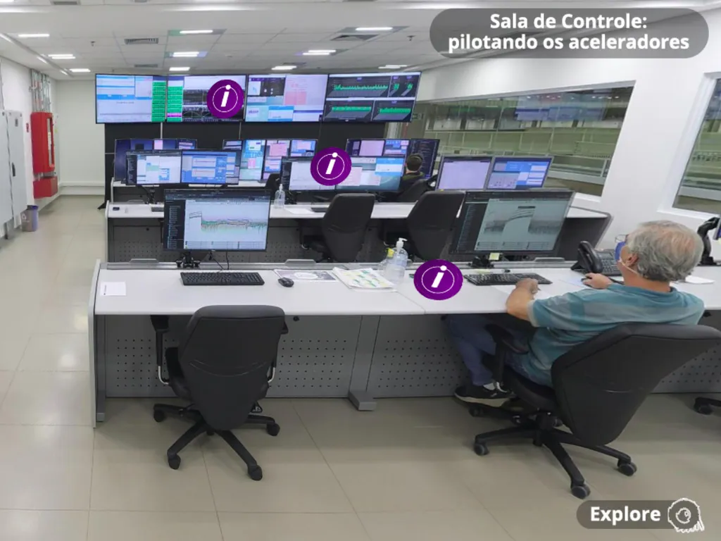 Sala de controle dos aceleradores no CNPEM. Pontos de interação, marcados com o (i), explicam a função de cada equipamento