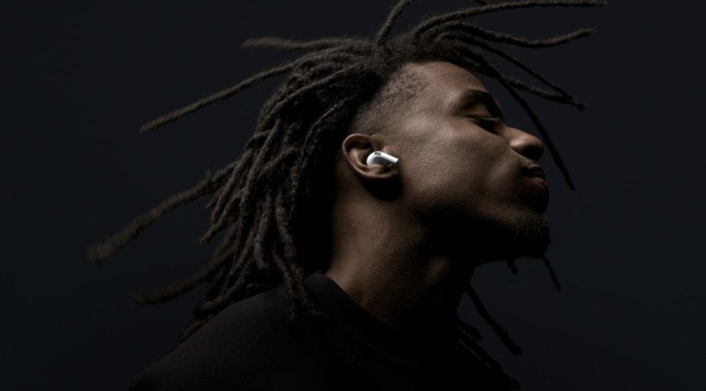 Novos projetos da Apple, segundo rumores, seriam um novo par de earbuds da linha AirPods e um headphone intercambiável que supostamente "mataria" a linha Beats Audio (Imagem: Divulgação/Apple)