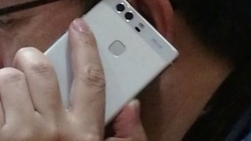 Presidente da Huawei é flagrado usando o provável Huawei P9