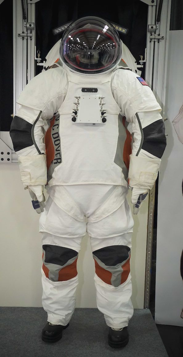 Astro, Traje espacial desenvolvido para proteger os astronautas quando estão fora da espaçonave, flutuando no espaço ou andando na superfície da Lua ou de Marte. (Imagem: Divulgação)