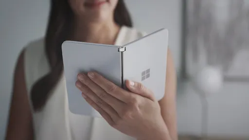 Surface Duo | Microsoft revela novo smartphone com duas telas para 2020
