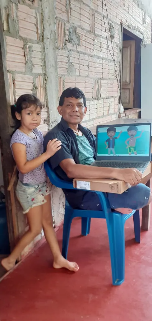 Ozias Yaguarê Yamã Glória de Oliveira Aripunãguá, ao lado da filha. Falante do Nheengatu, auxiliou a Motorola no projeto (Imagem: Divulgação/Motorola)
