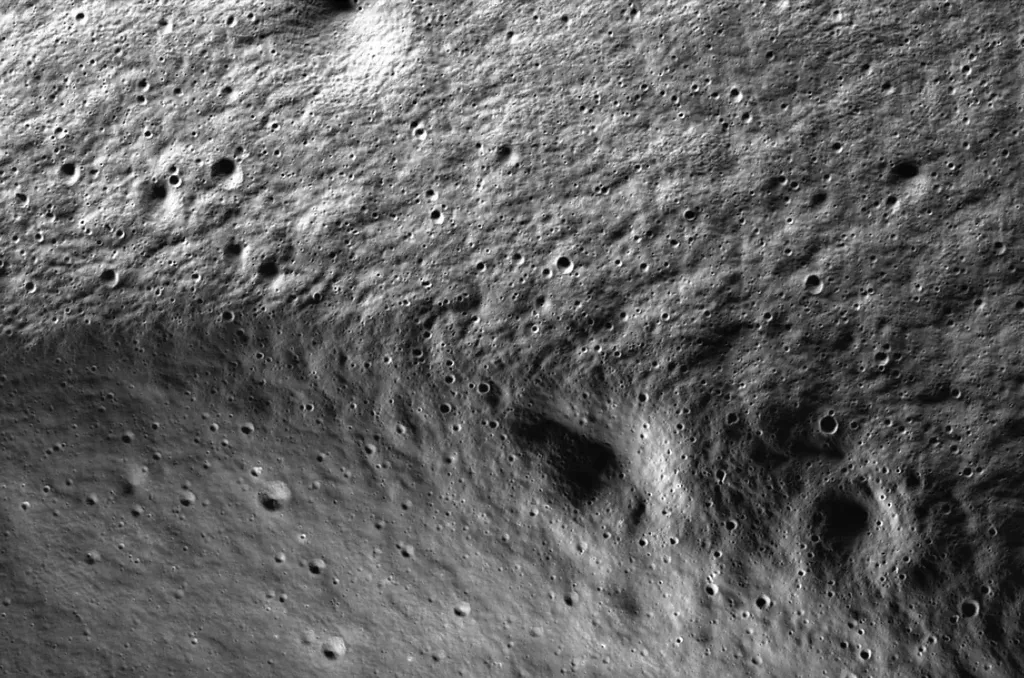 Borda da cratera Marvin, na Lua, fotografada pela câmera da sonda Danuri (Imagem: Reprodução/NASA/KARI/Arizona State University)