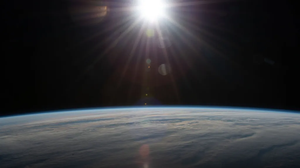 Sol fotografado a bordo da Estação Espacial Internacional (Imagem: Reprodução/NASA/Goddard/Aaron Kaase)