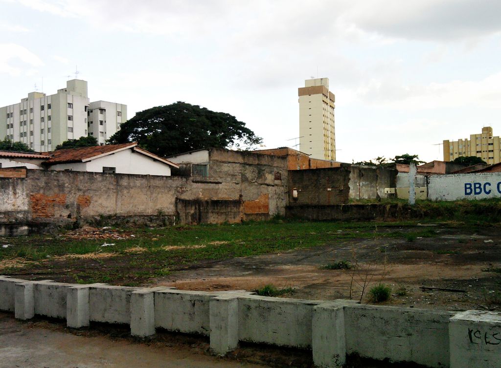 Lugar que abrigava o ferro-velho no qual o aparelho de radiografia foi descartado (Imagem: Reprodução/Adelano Lázaro/Wikimedia Commons)