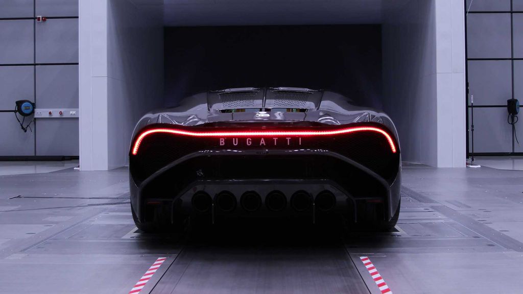 As 6 bocas de escapamento não deixam dúvidas do quanto o Bugatti La Voitore Noire é feroz (Imagem: Divulgação/Bugatti)
