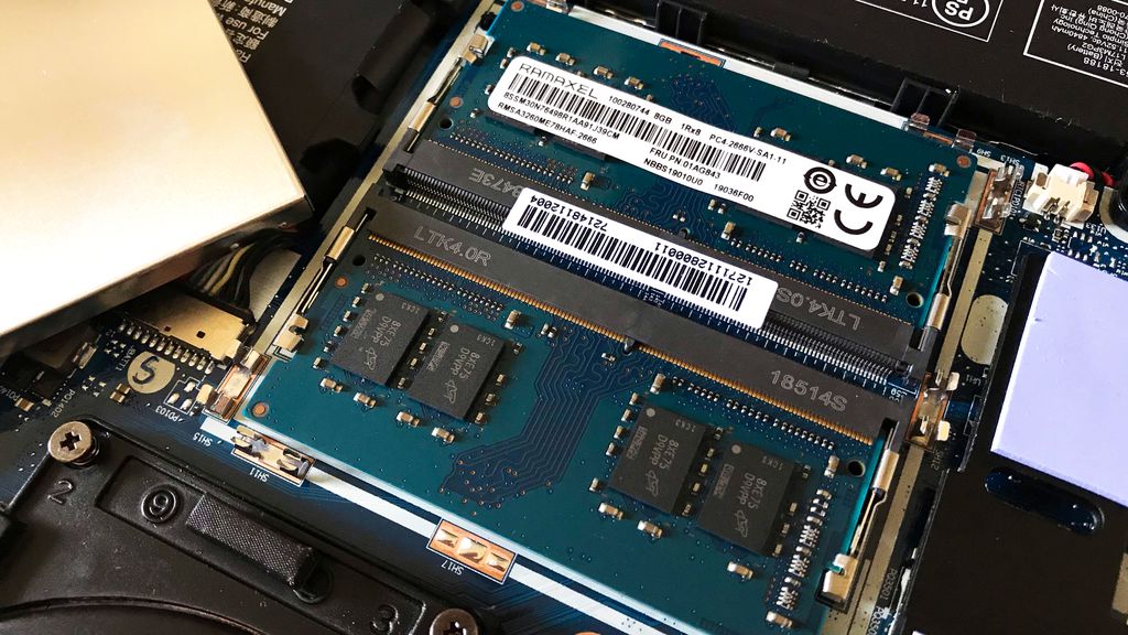Legion Y530 conta com dois pentes de 8 GB de memória RAM DDR4, que sobram em tarefas do dia a dia e dão uma certa folga durante execução de jogos