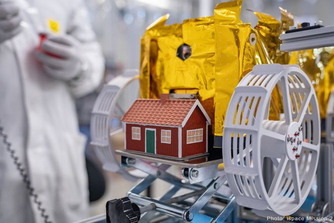 Casa colorida no centro de um objeto com duas rodas