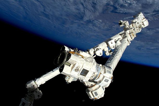 O braço robótico Canadarm2, usado em tarefas de manutenção e movimento de equipamentos na ISS (Imagem: Reprodução/NASA)