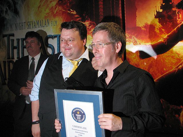 O diretor de Jogos Mortais: O Final, Kevin Greutert na Comic-Con 2010 recebendo o certificado do Guinness World Record (Imagem: Reprodução/Cathy Greutert/Wikimedia Commons)