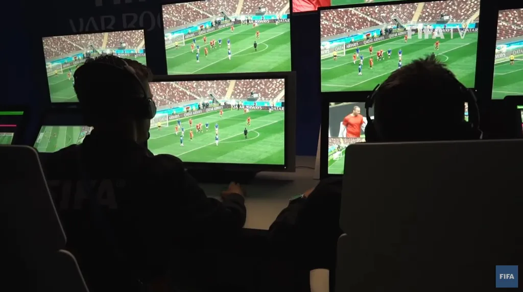 Cabine do VAR com as telas e assistentes durante jogo da Copa do Mundo de 2018 (Imagem: Reprodução/Fifa/Youtube)