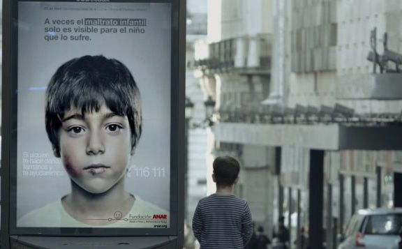 Pelo mundo, diversas campanhas são veiculadas em busca de conscientização às atividades de abuso infantil, como essa da Grey Spain, por toda a Europa (Divulgação/Grey Spain)