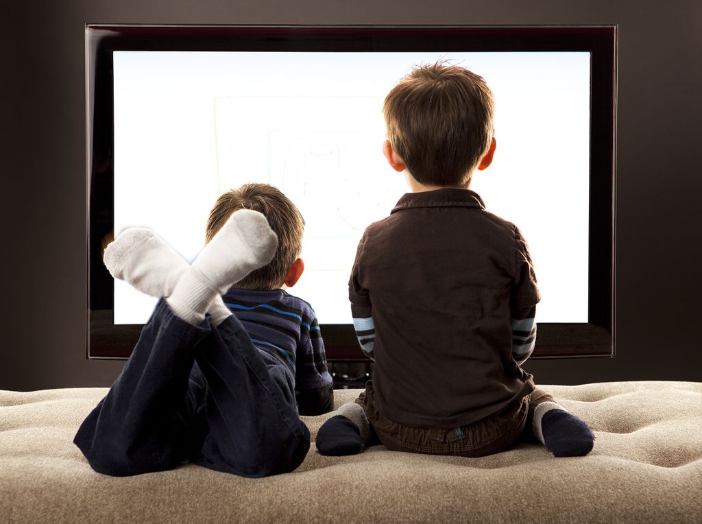 Tempo em frente à televisão divide pesquisadores quando o tema é infância (Fonte: Times / Getty Images)