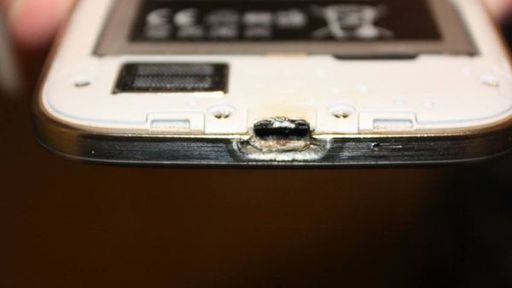 Samsung tenta chantagear usuário que divulgou vídeo de Galaxy S4 pegando fogo