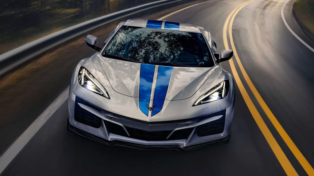 Corvette E-Ray é versão híbrida do superesportivo, lançada para celebrar 70 anos do ícone (Imagem: Divulgação/General Motors)