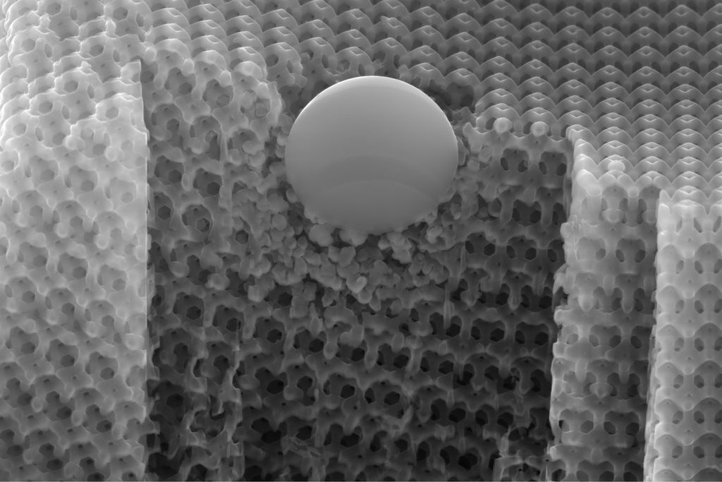 Partícula não rasga o material nanoarquitetado (Imagem: Reprodução/MIT)