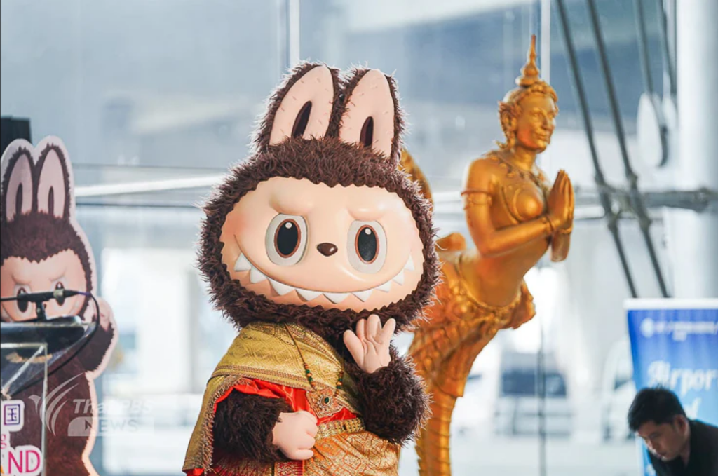 Labubu virou embaixadora de turismo da China, participando até de visitas oficiais a países como Tailândia (Imagem: ThaiPBS News)