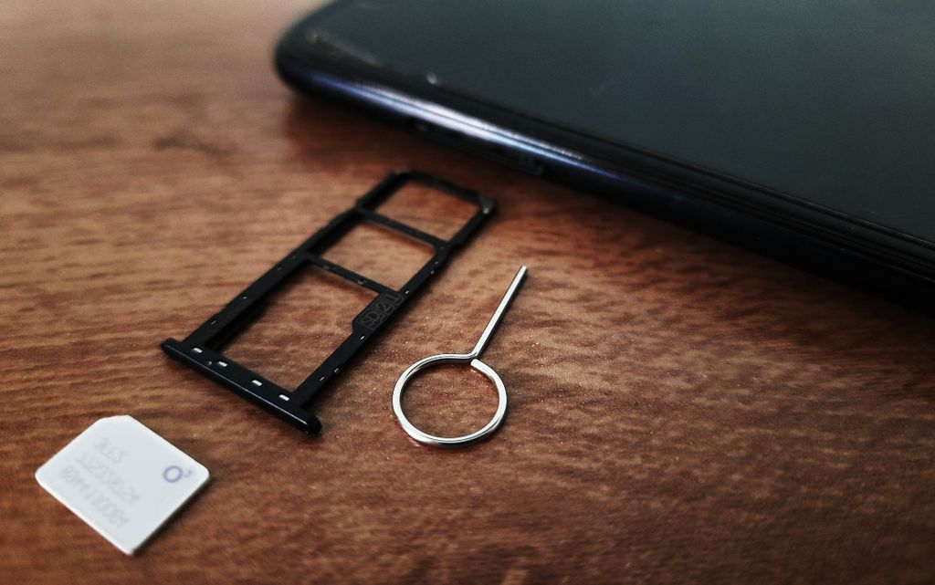 Retire a bandeja do dispositivo para poder colocar o chip no seu celular (Foto: Matheus Bigogno/ Canaltech)