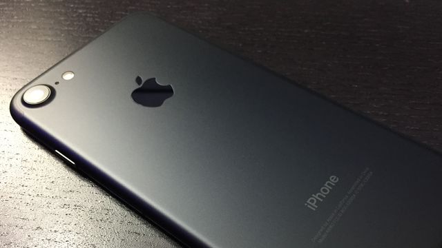 Homem acusa Apple de "roubar" seu iPhone 7 e pede R$ 4,9 trilhões em indenização