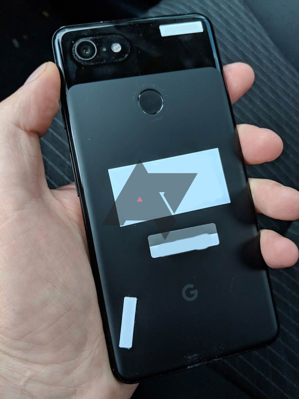 Área adesivada do Pixel 3 XL na imagem provavelmente traz inscrições comuns a protótipos finalizados (Foto: Anonymous Alligator, para o Android Police)
