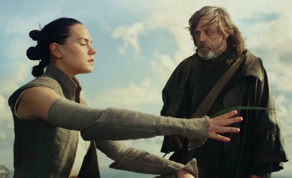 Rey é a última esperança da Resistência, mas tem de convencer um Luke desenganado com a vida a treiná-la (Imagem: Reprodução/Disney)