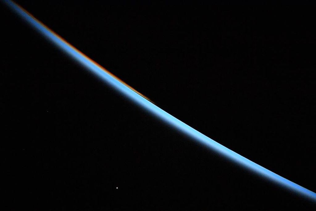 Atmosfera terrestre (aura azul na foto) também mantém temperatura agradável (Foto: NASA)