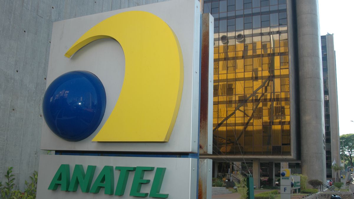 Anatel quer tirar Amazon e Mercado Livre do ar por vender celulares piratas
