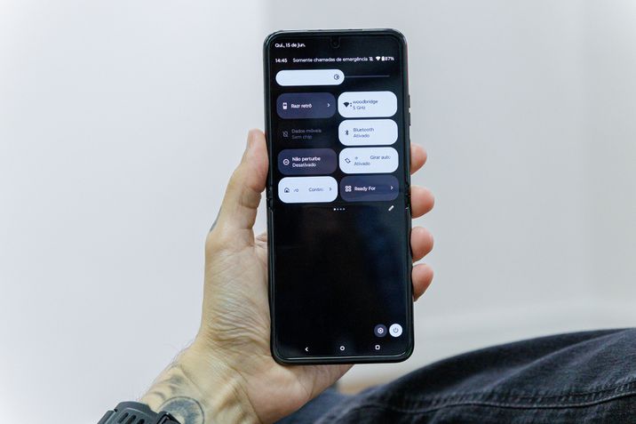 Motorola Razr 40 Ultra central