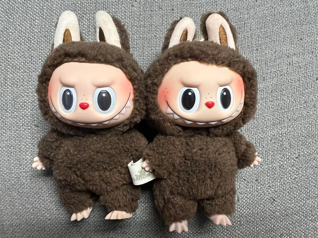Uma Labubu ao lado de uma Lafufu — você sabe dizer qual é a verdadeira? Resposta: a falsa é a da esquerda! (Imagem: Throwaway_891783/Reddit/PopMart Collectors)