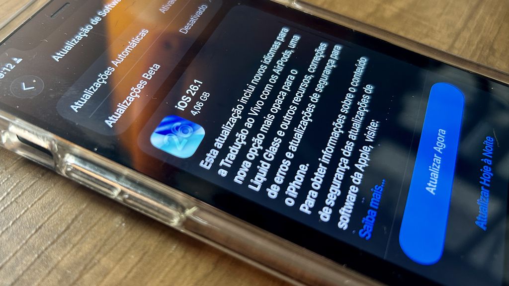 iOS 26 foi liberado para o iPhone 11 e modelos mais recentes (Imagem: Bruno De Blasi/Canaltech)