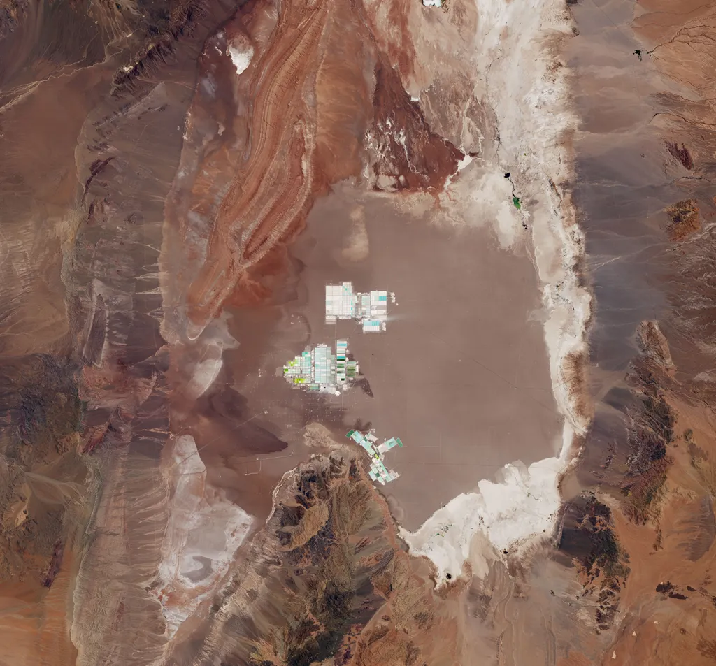 Piscinas de extração de lítio no Salar de Atacama (Imagem: Lauren Dauphin/NASA Earth Observatory)