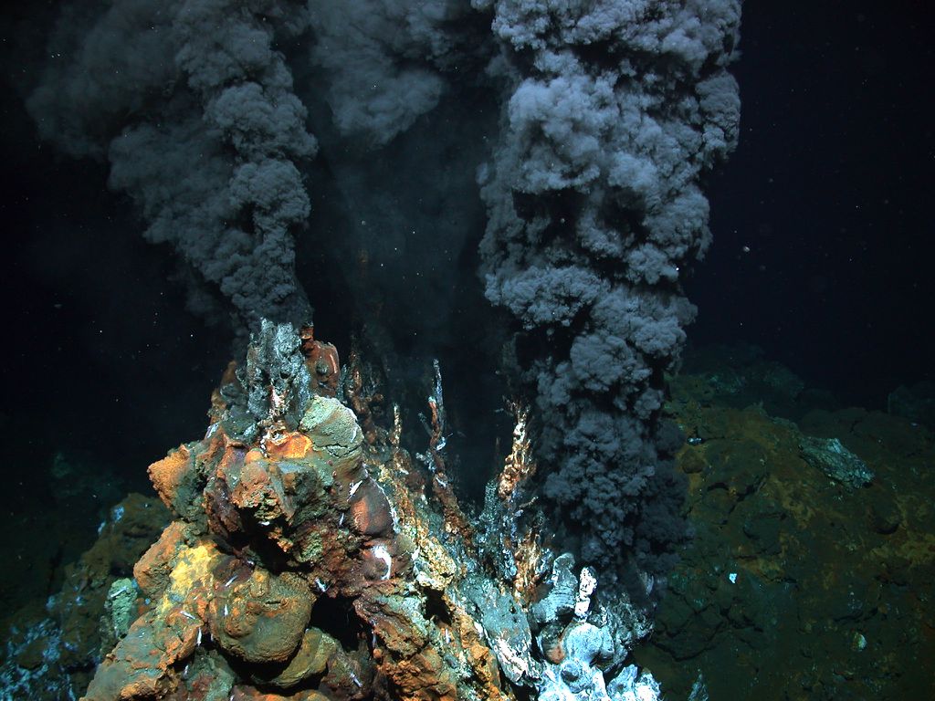 As fumarolas, ou fontes hidrotermais submarinas, como a da imagem, estão entre as possibilidades mais consideradas para a origem da vida, já que são repletas de água mineral e substâncias essenciais à vida (Imagem: MARUM/Universität Bremen/CC-BY-4.0)