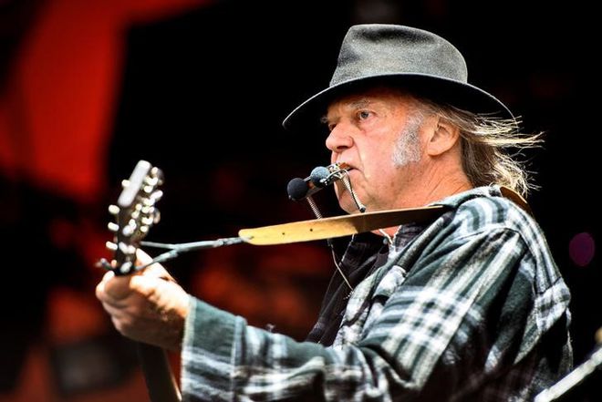 Neil Young concluiu o pedido formal da remoção de suas músicas da plataforma (Imagem: Reprodução/Reuters)