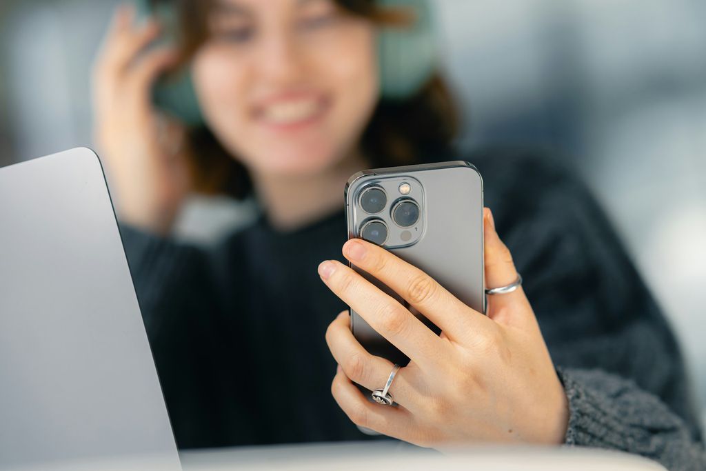 WhatsApp protege mensagens trocadas entre dispositivos para evitar interceptações (Imagem: Julio Lopez/Unsplash)