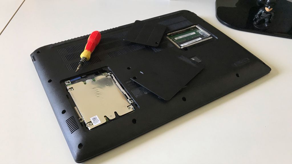 Parte inferior tem dois compartimentos que dão fácil acesso ao HDD e memória RAM para quem quiser atualizar/trocar esses componentes