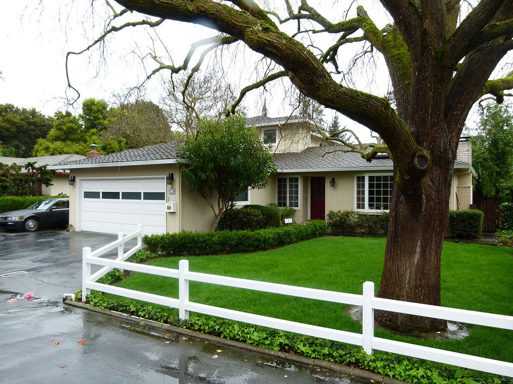 A antiga casa de Susan Wojcicki com a garagem que serviu de base para a primeira "sede" do Google em Menlo Park, Califórnia (Imagem: Jordiipa/Wikimedia Commons)