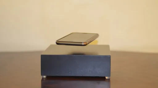 Sem fio de verdade: OvRcharger faz seu celular flutuar para carregar a bateria