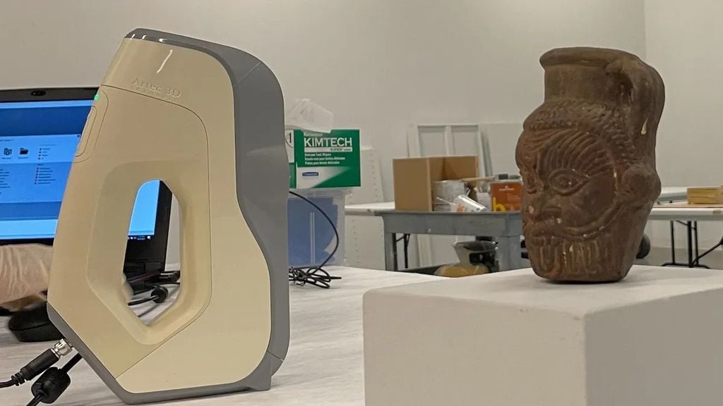 O scanner 3D portátil usado na pesquisa ao lado do vaso Bes estudado, que mostrou a presença de alucinógenos (Imagem: Cassidy Delamarter)